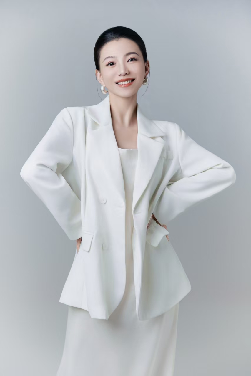 彭菲.jpg